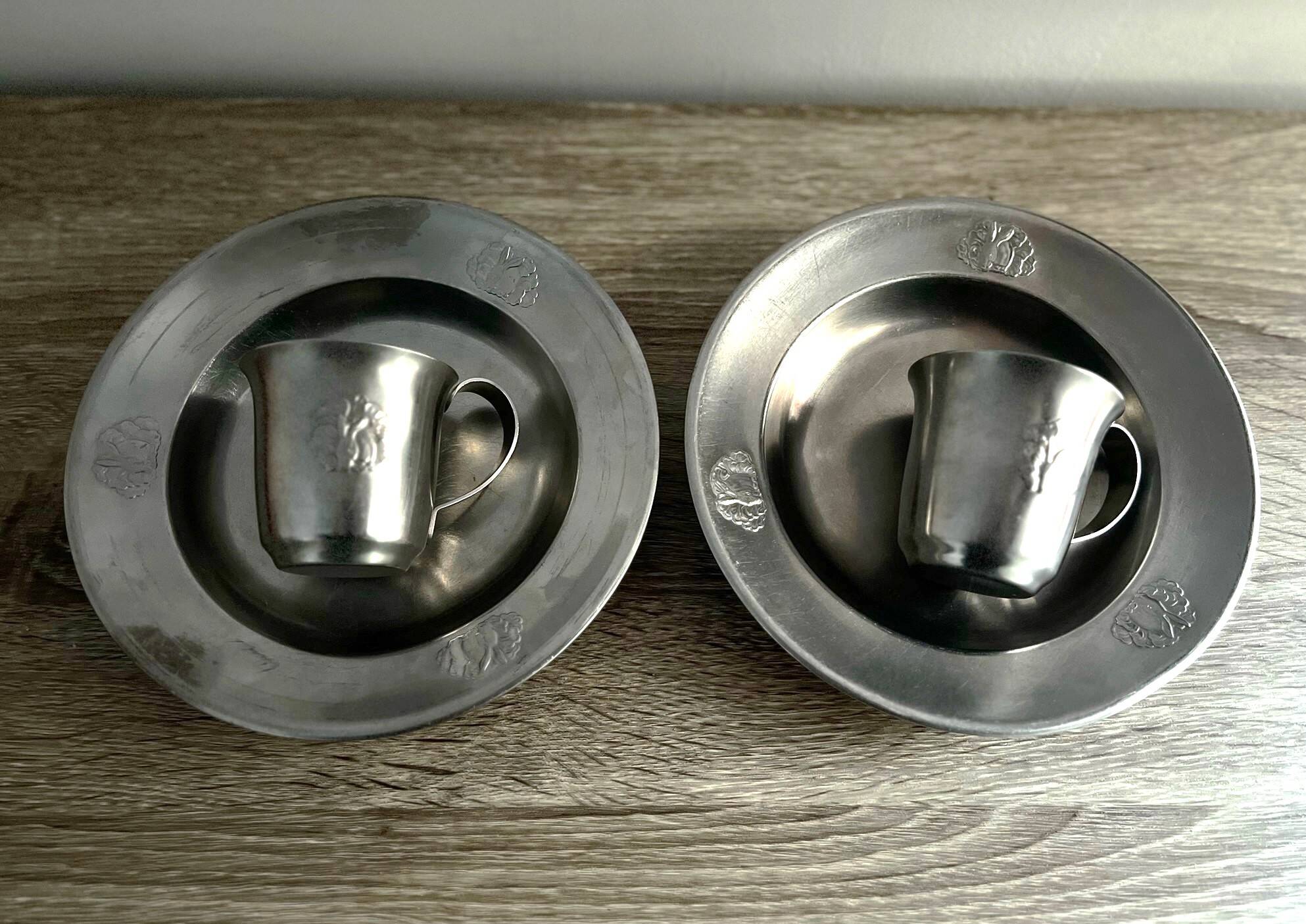 2 plates and 2 silver-plated metal cups by Gero Zilmeta with rabbit designs.