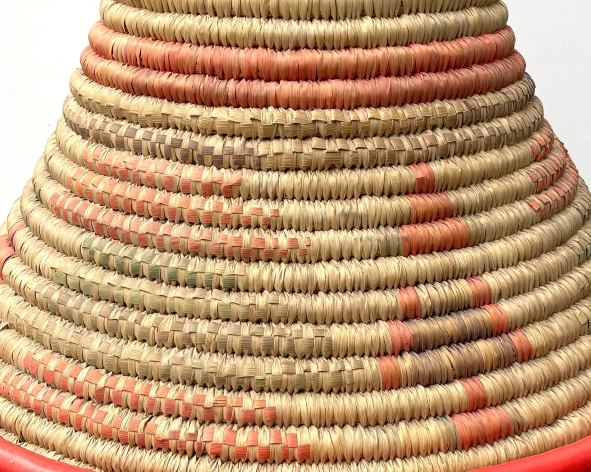 Large covered Moroccan basket made of woven wicker, 70s folk style.