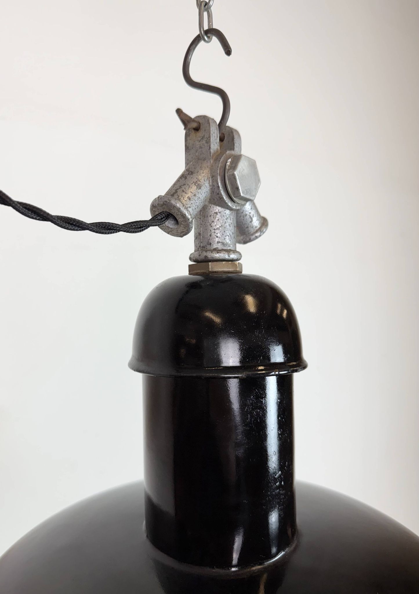 Lampe suspendue industrielle en émail noir de AEG, années 1930