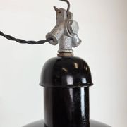 Lampe suspendue industrielle en émail noir de AEG, années 1930