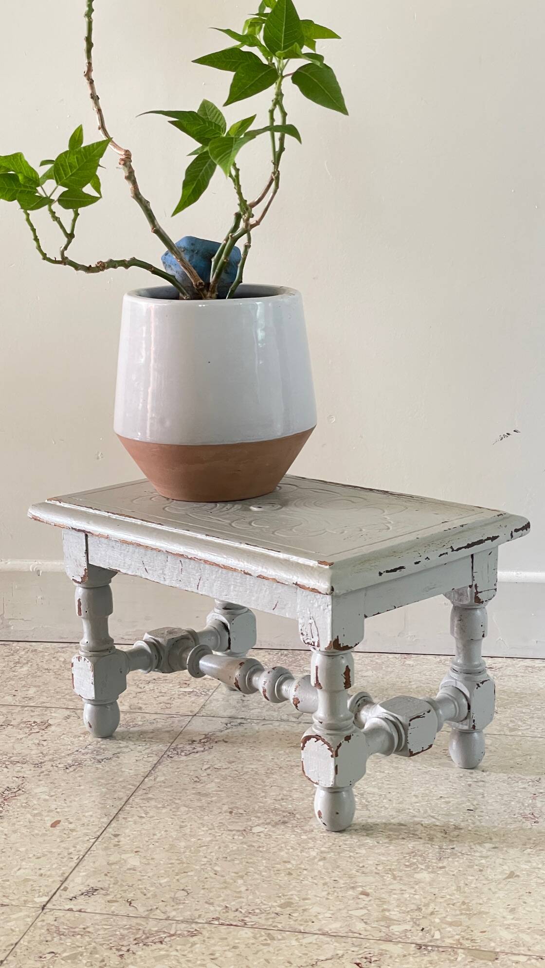 Tabouret vintage gris perle patiné