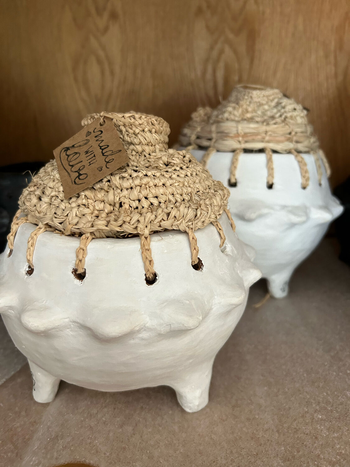 Pot en argile et raphia