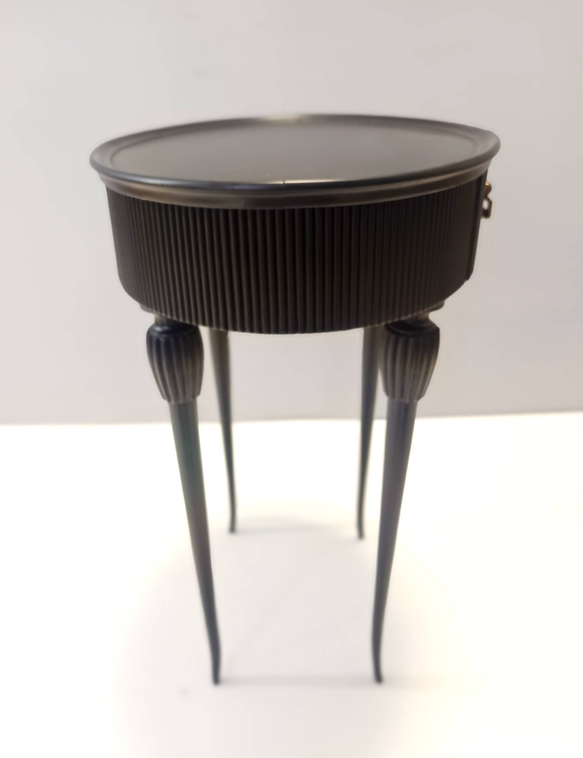 Table d'appoint, table de chevet ovale en hêtre noir ébénisé, Italie