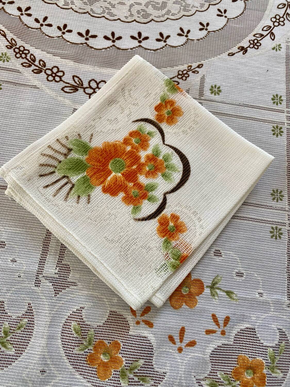 Vintage tablecloth and 6 napkins