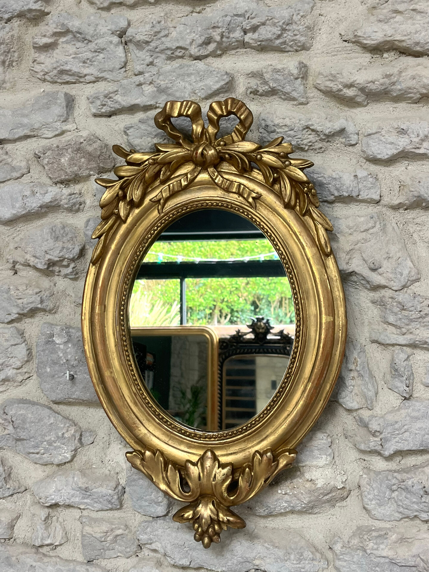 Miroir ovale à frontons Louis XVI et perlé 49,5/31cm feuille d’or 