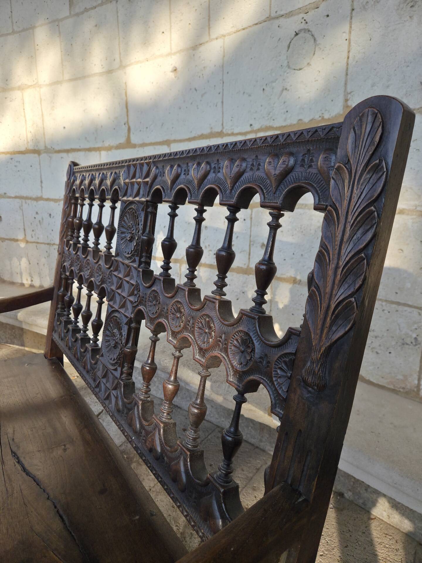 Paire de bancs en bois sculpté
