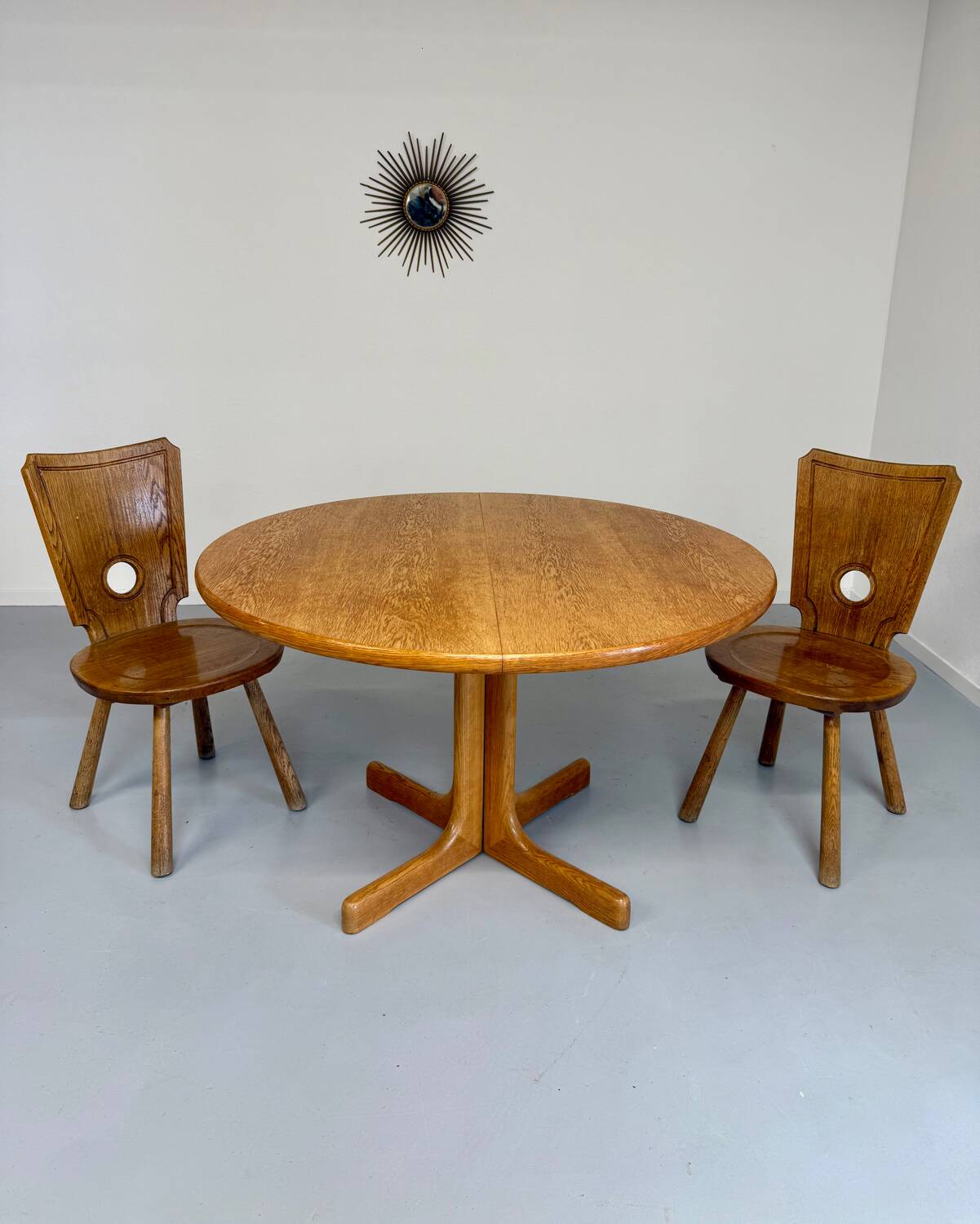 Antique round Scandinavian dining table from the 70s with 1 solid wood extension