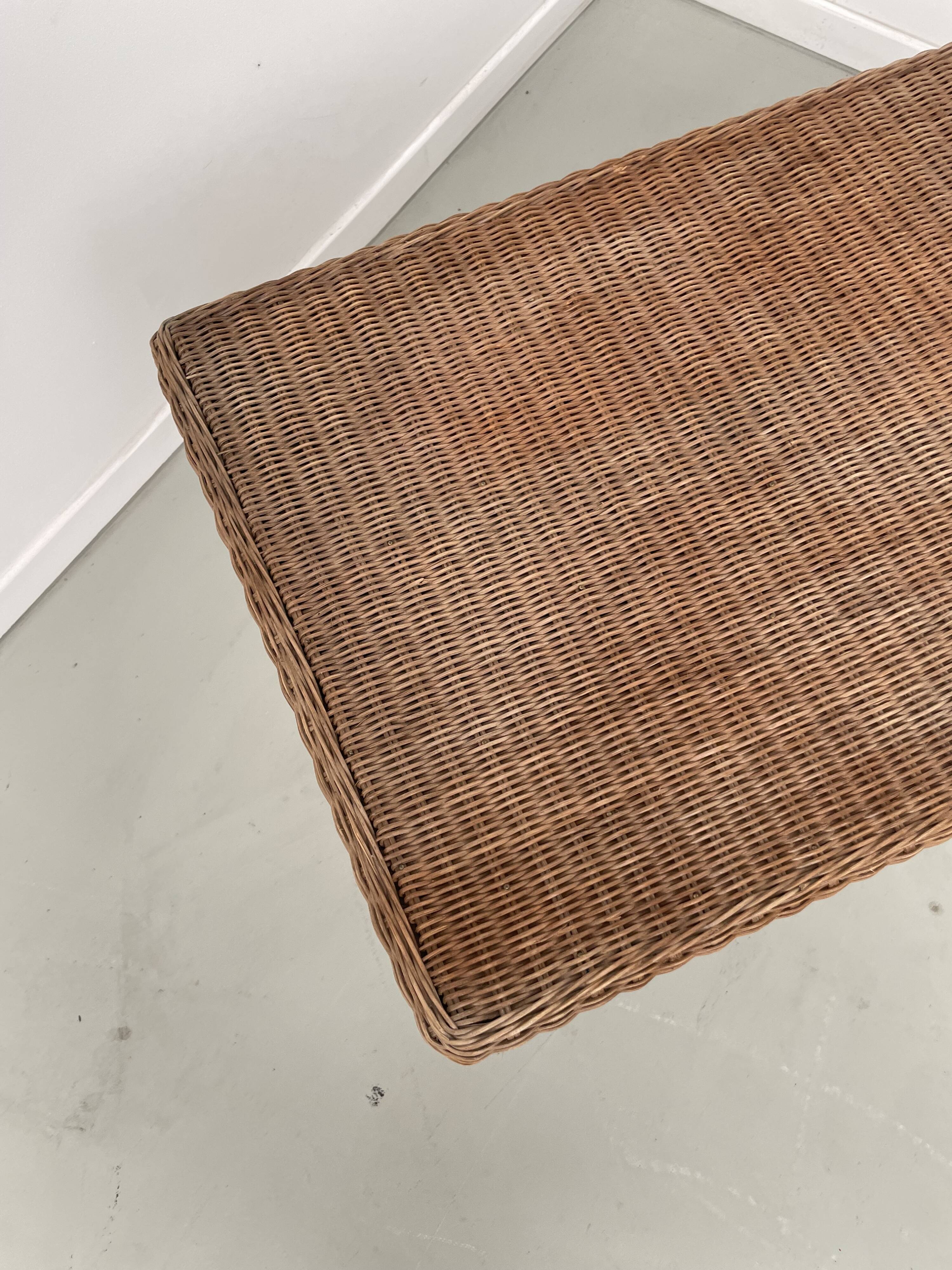 Table basse osier tressé et métal 1960