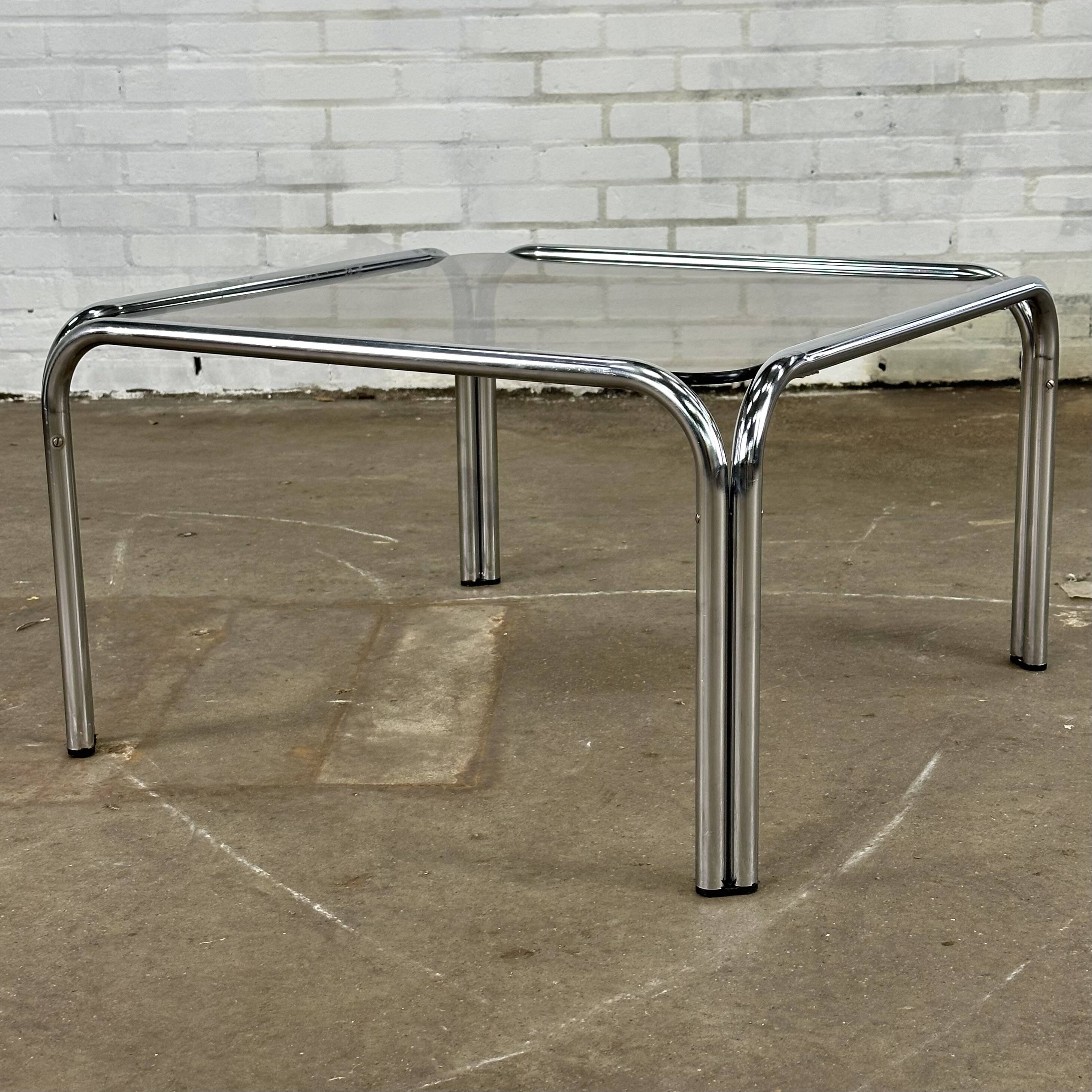 Table basse design vintage en verre fumé avec structure tubulaire