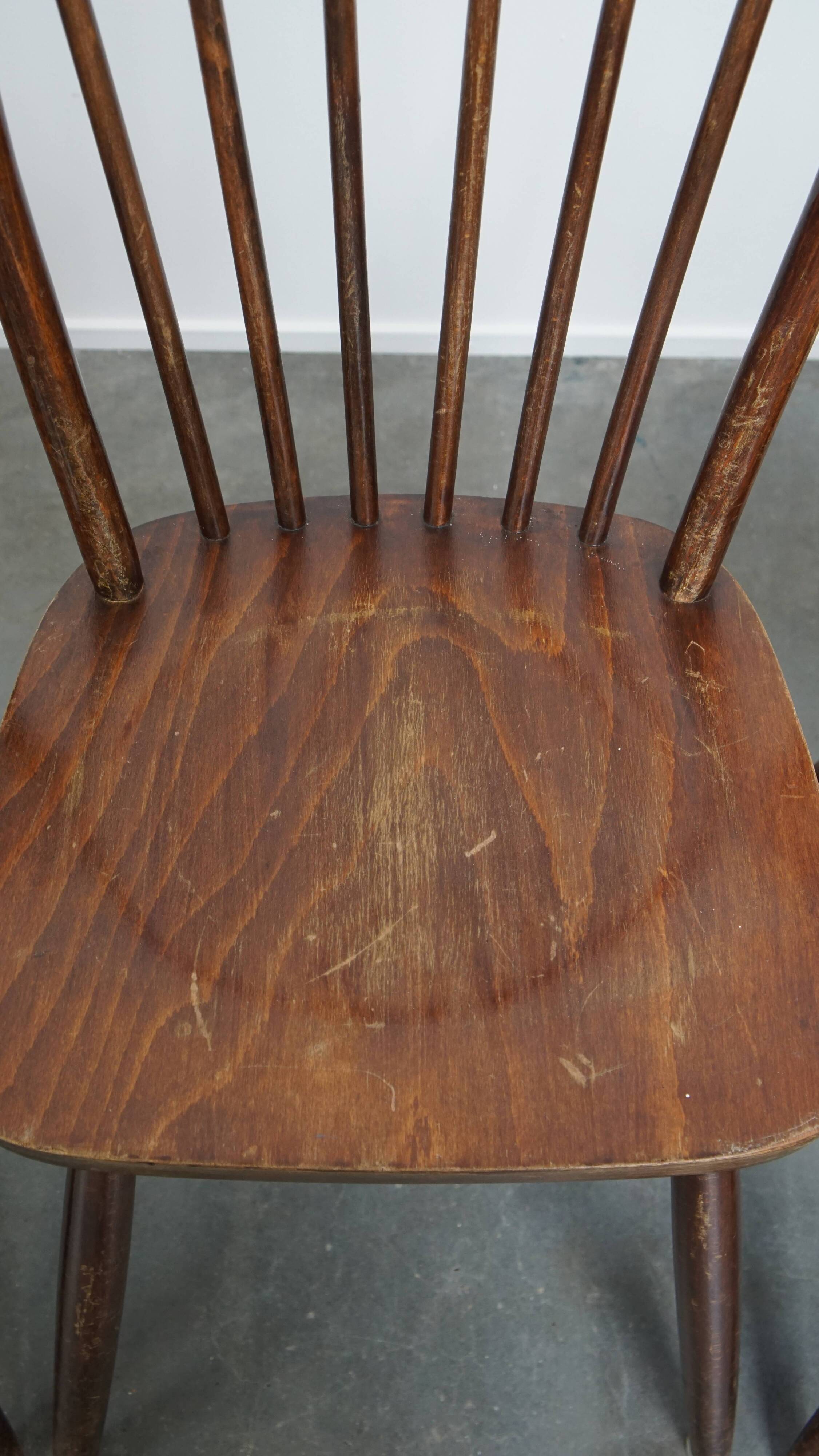 Ensemble de 8 chaises Windsor vintage en bois à dossier fuseau des années 1970