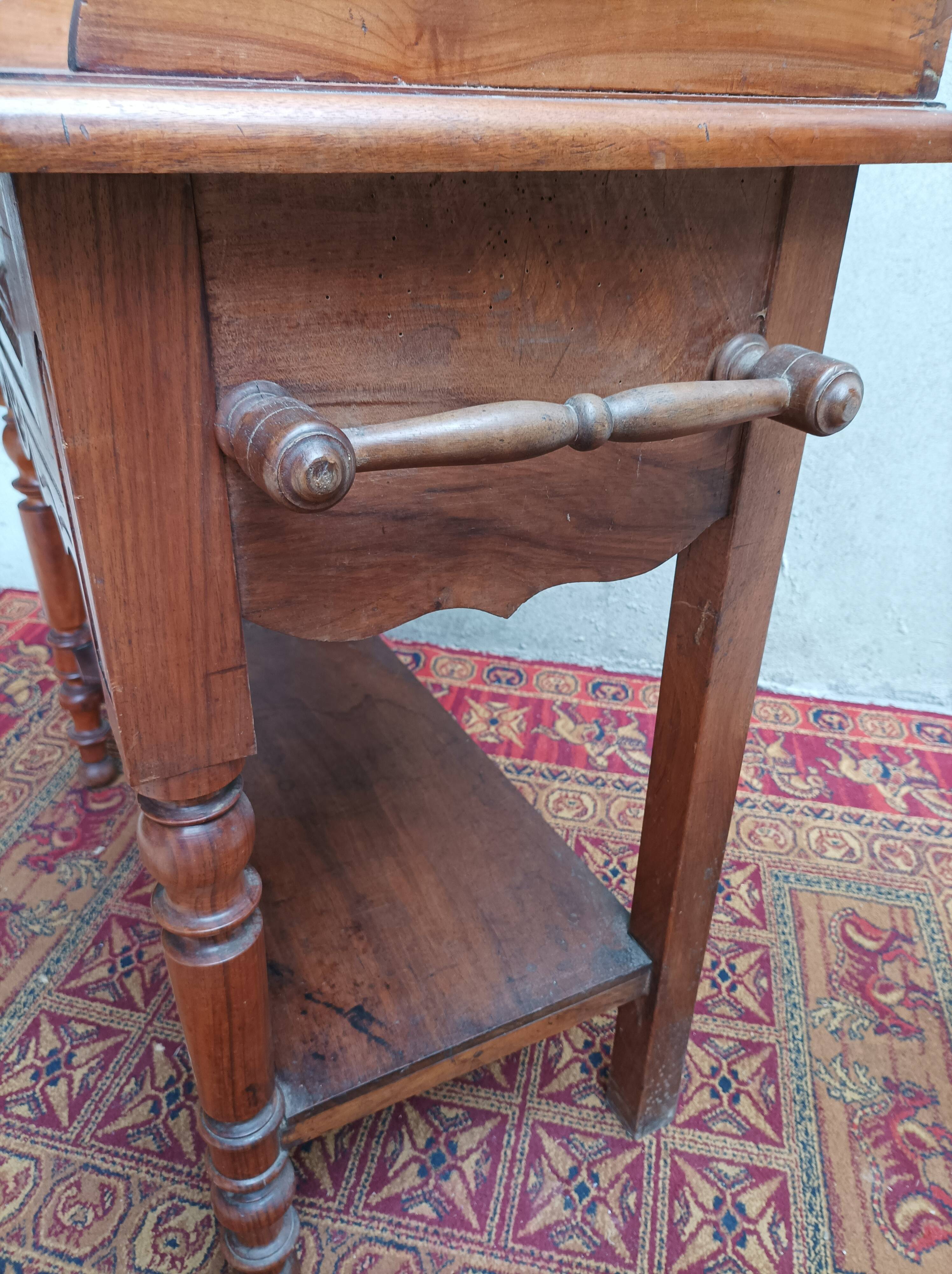 Meuble de toilette en noyer et merisier