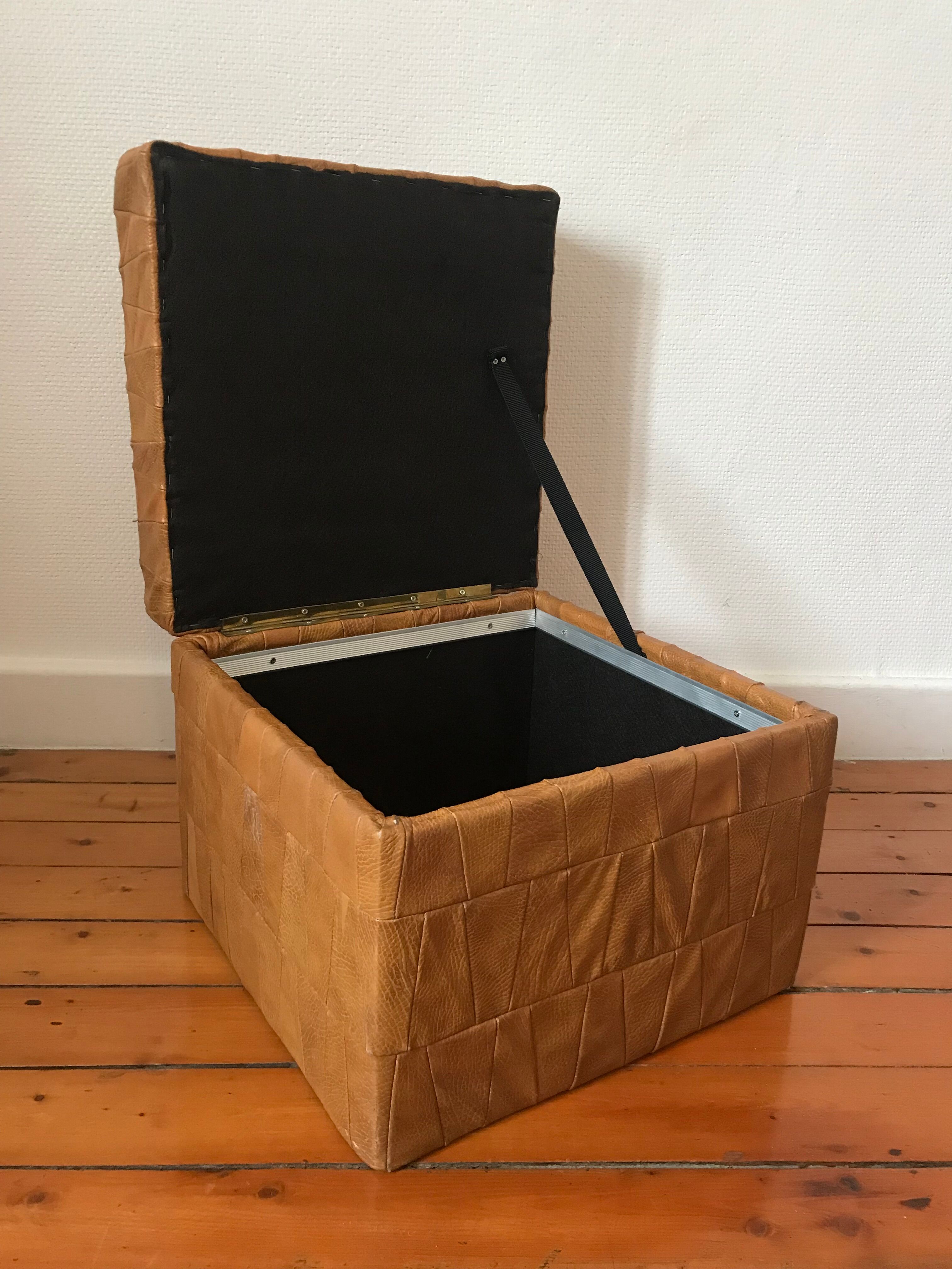 Pouf coffre cuir patchwork vintage circa 1960