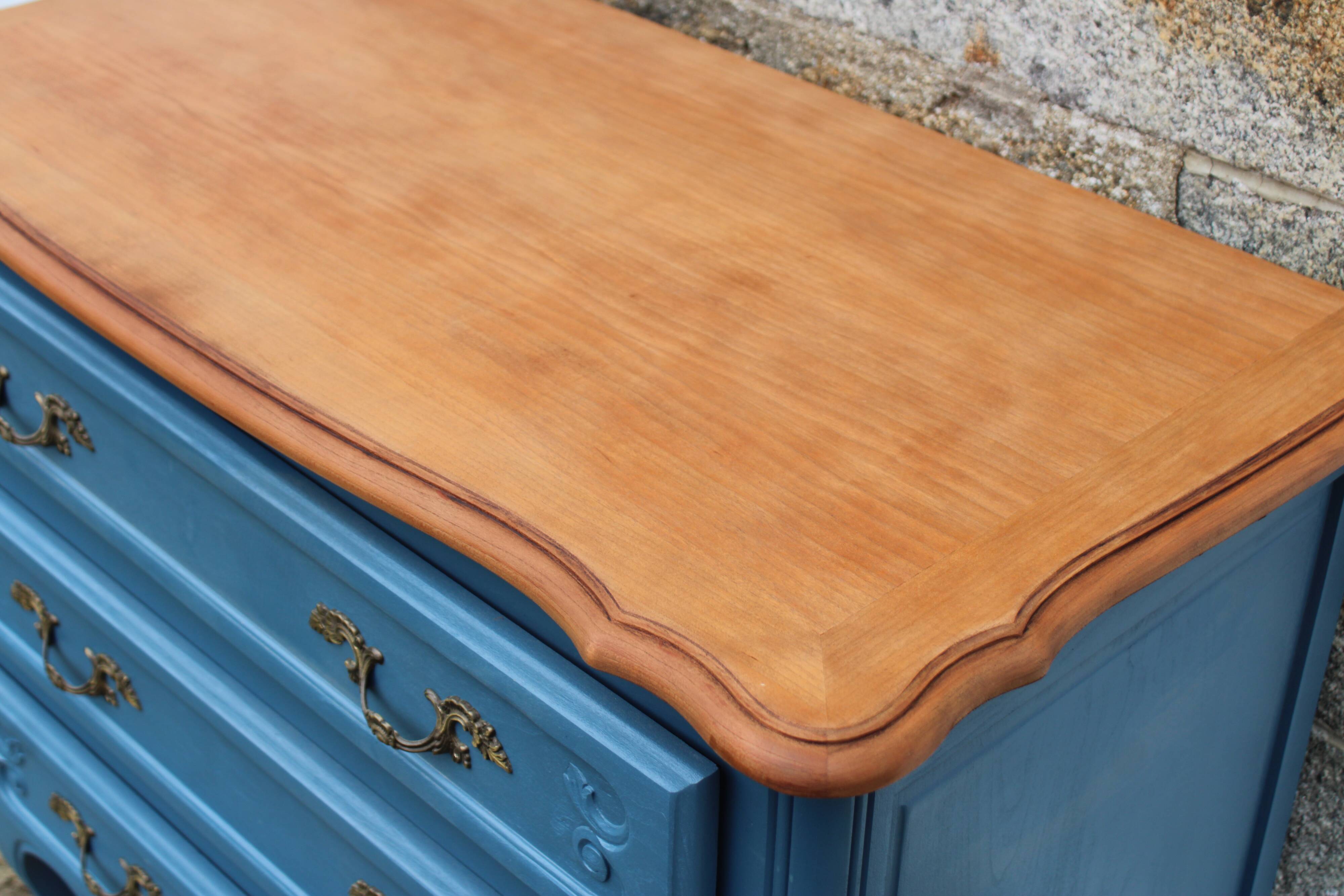 Commode ancienne rénovée bleu – plateau bois – 3 tiroirs
