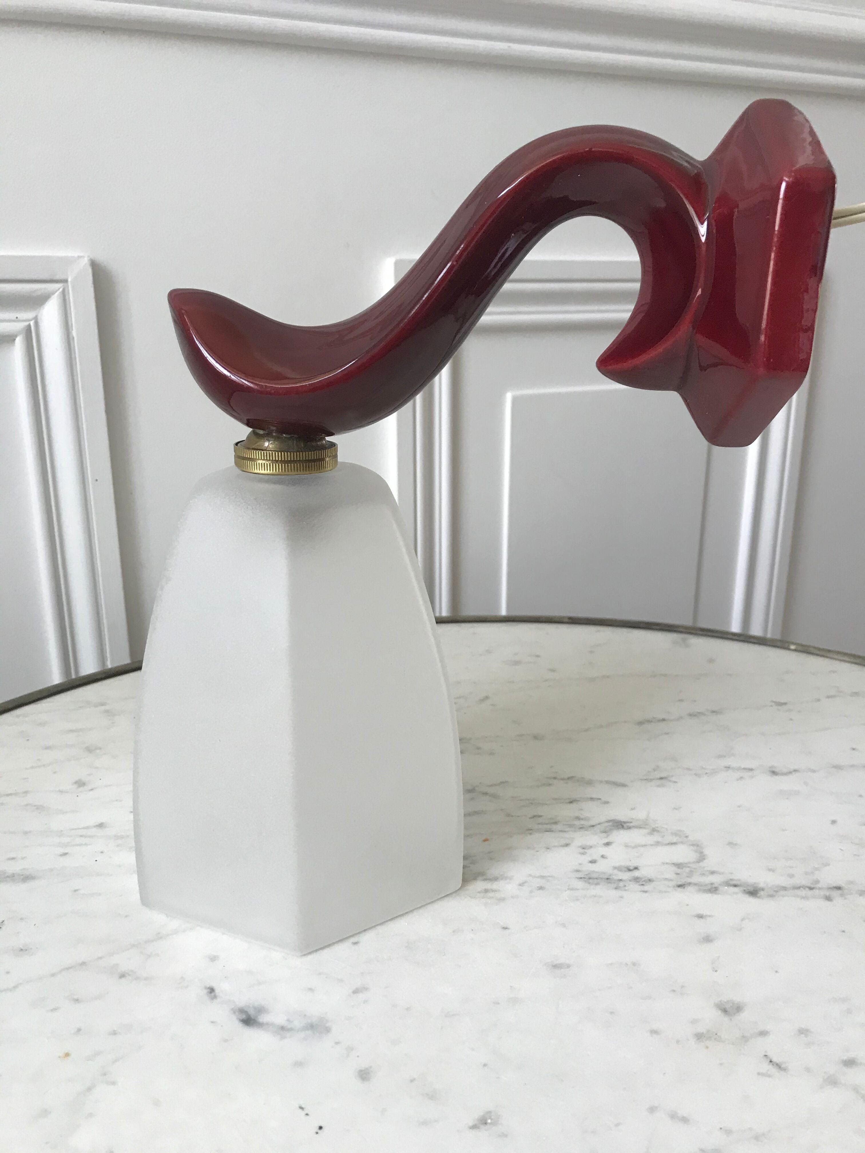 Art Deco glass wall lamp with burgundy porcelain support 30s