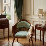 Elegante Poltrona da Camera in Ciliegio Intarsiato