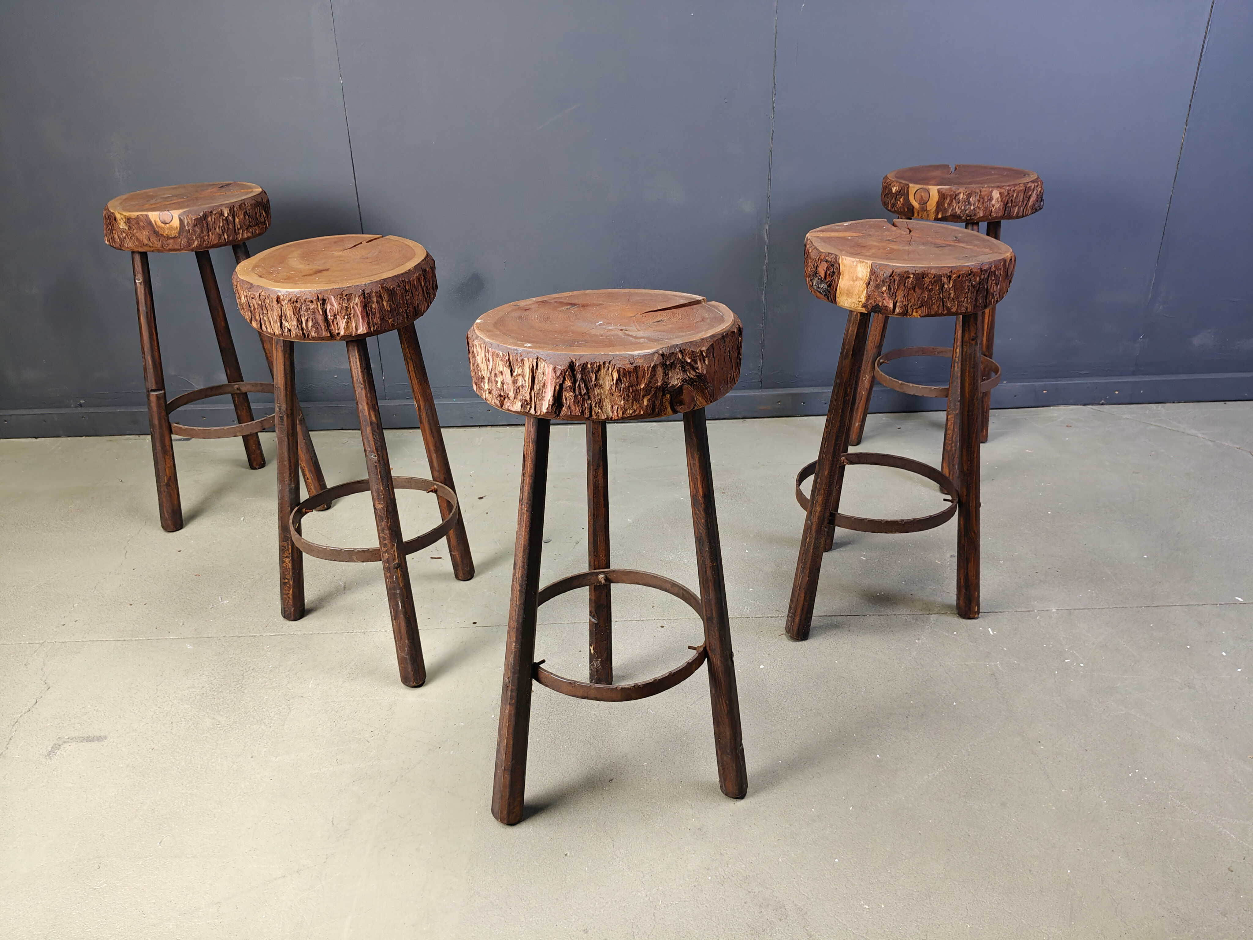 5 tabourets de bar en tronc d'arbre, années 1970