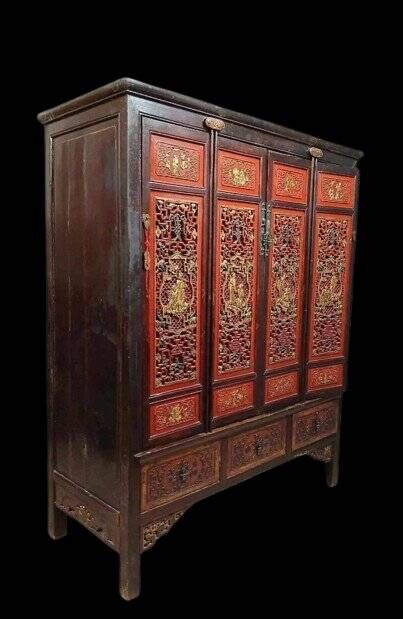 China 19th century: Red lacquer cabinet with gilding from the Qing Dynasty.