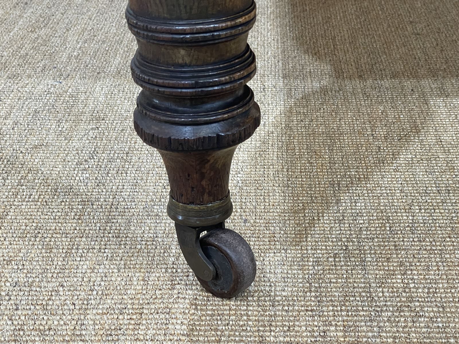 English nineteenth oak table with 1 crank extension