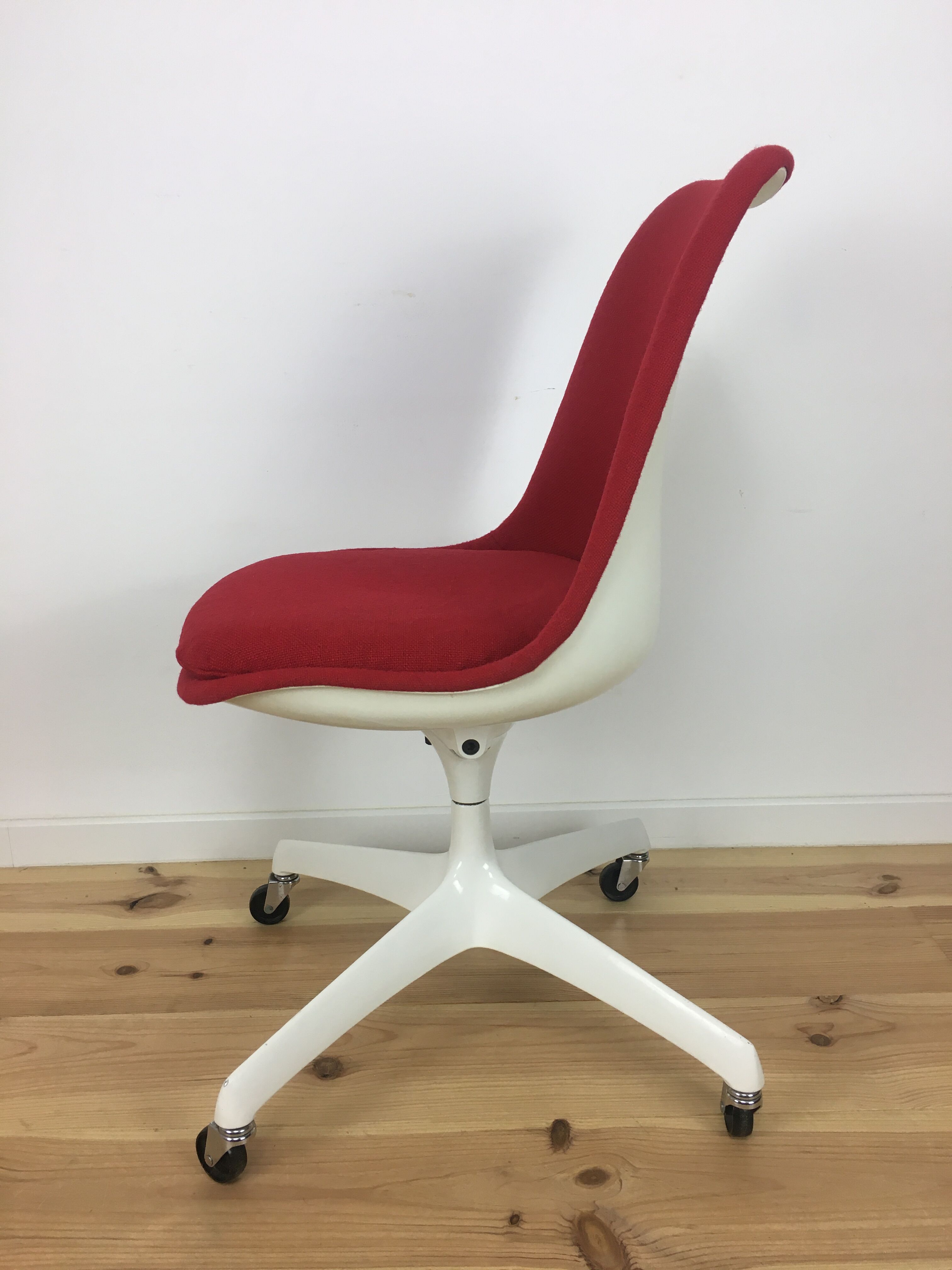 Tulip swivel chair on wheels by Eero Saarinen