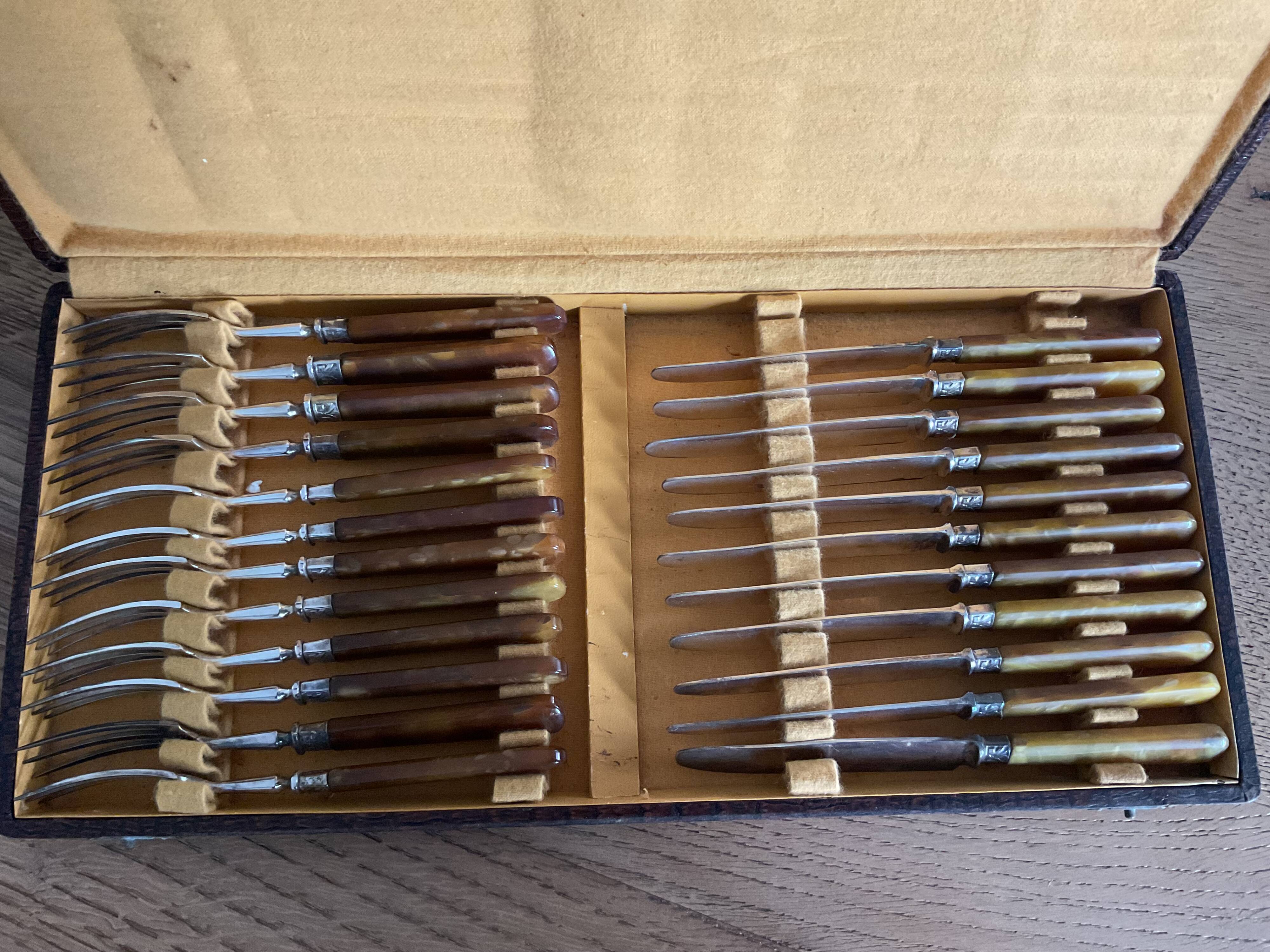 Dessert/cheese cutlery set 17cm Bakelite or horn handles?