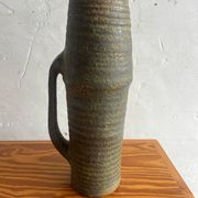 Pichet en céramique d’atelier brutaliste par un céramiste d’Ostende (années 1960)