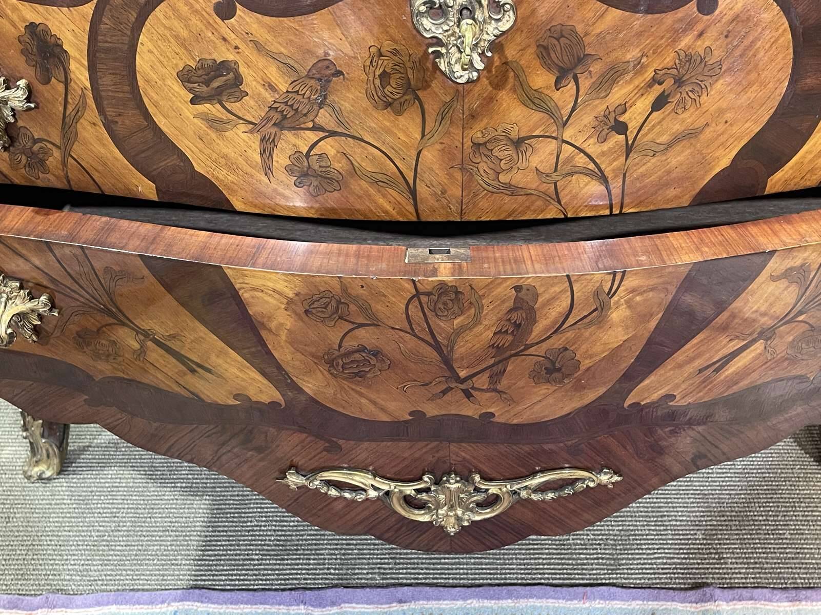 Commode de style Louis XV en bois de rose, chêne et dessus marbre