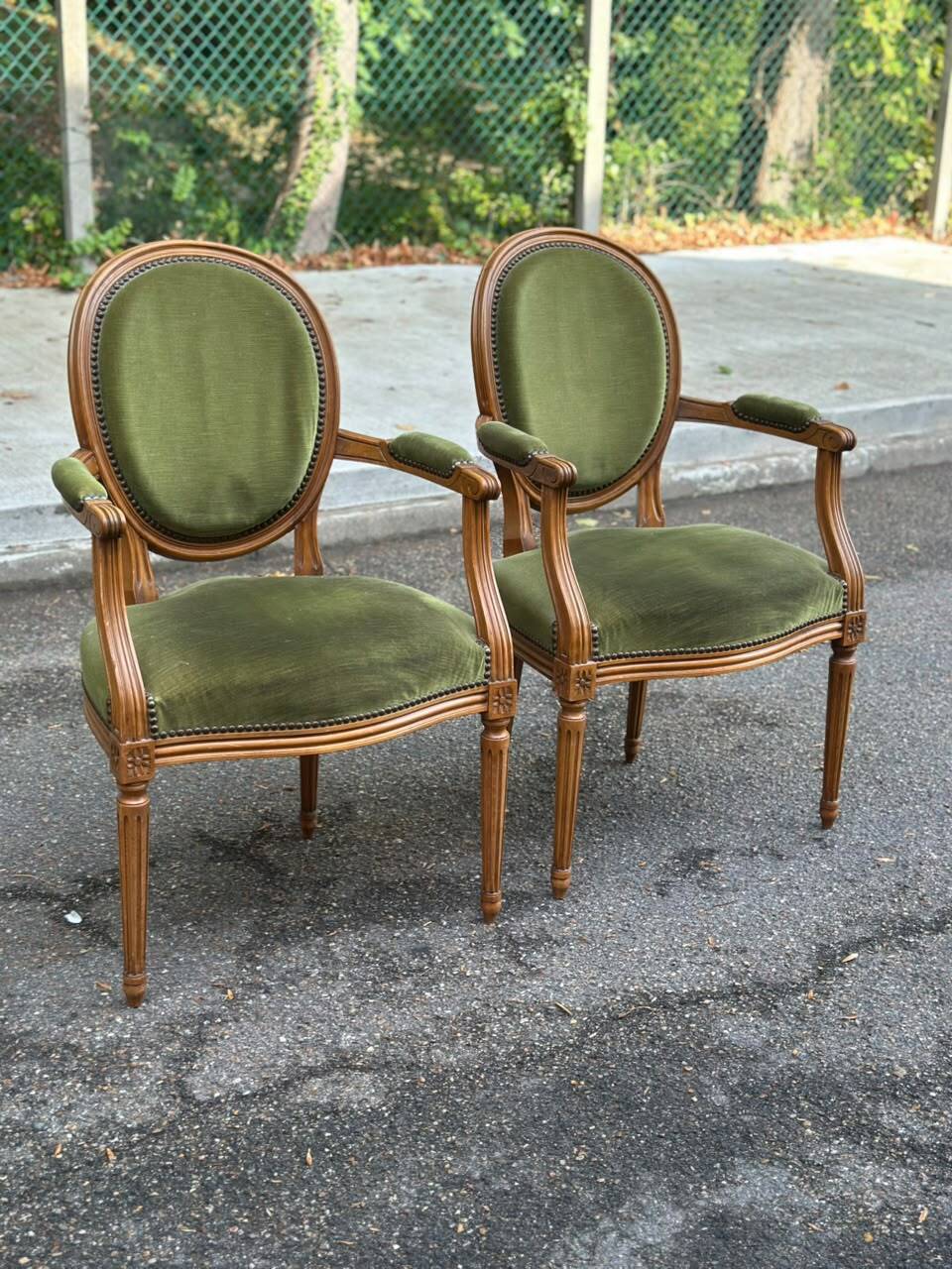 Set of 8 Louis XVI medallion chairs and armchairs in green velvet, 1950.