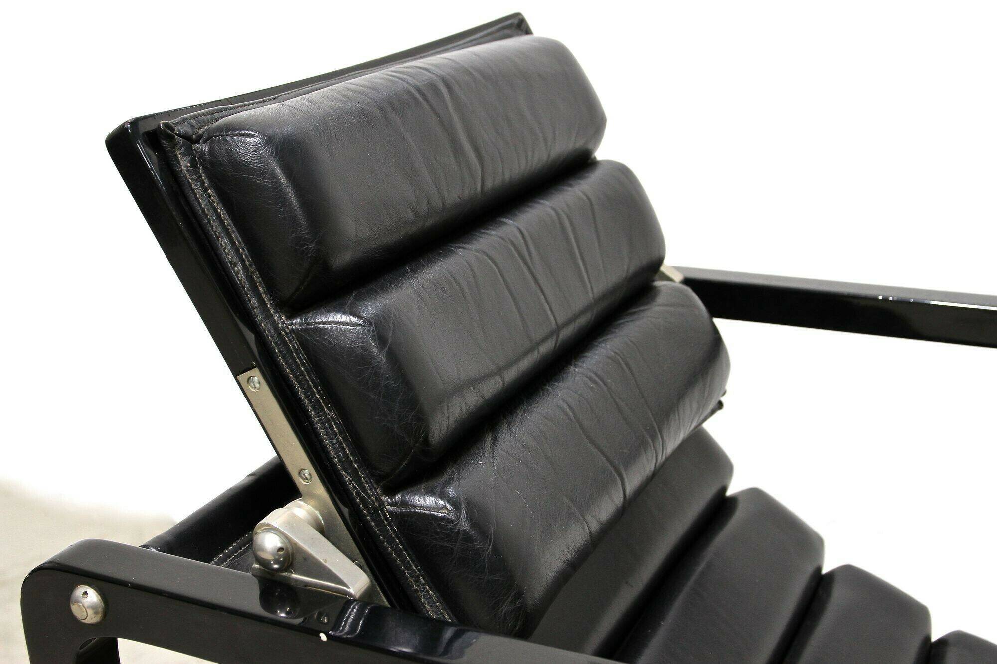 Black leather chaise longue, Eileen Gray design, 1927, France, circa 1975.