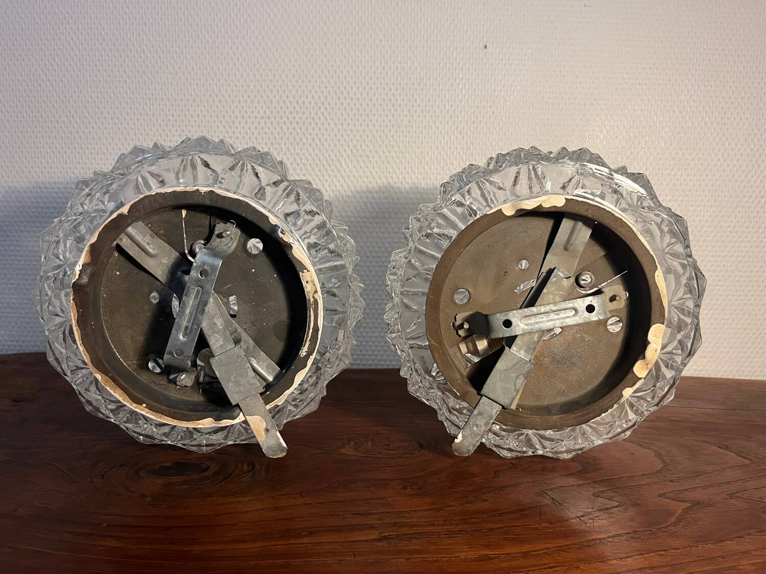 Paire d'appliques, plafonniers ronds en verre ciselé, années 60