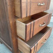 Small accent piece, chest of drawers