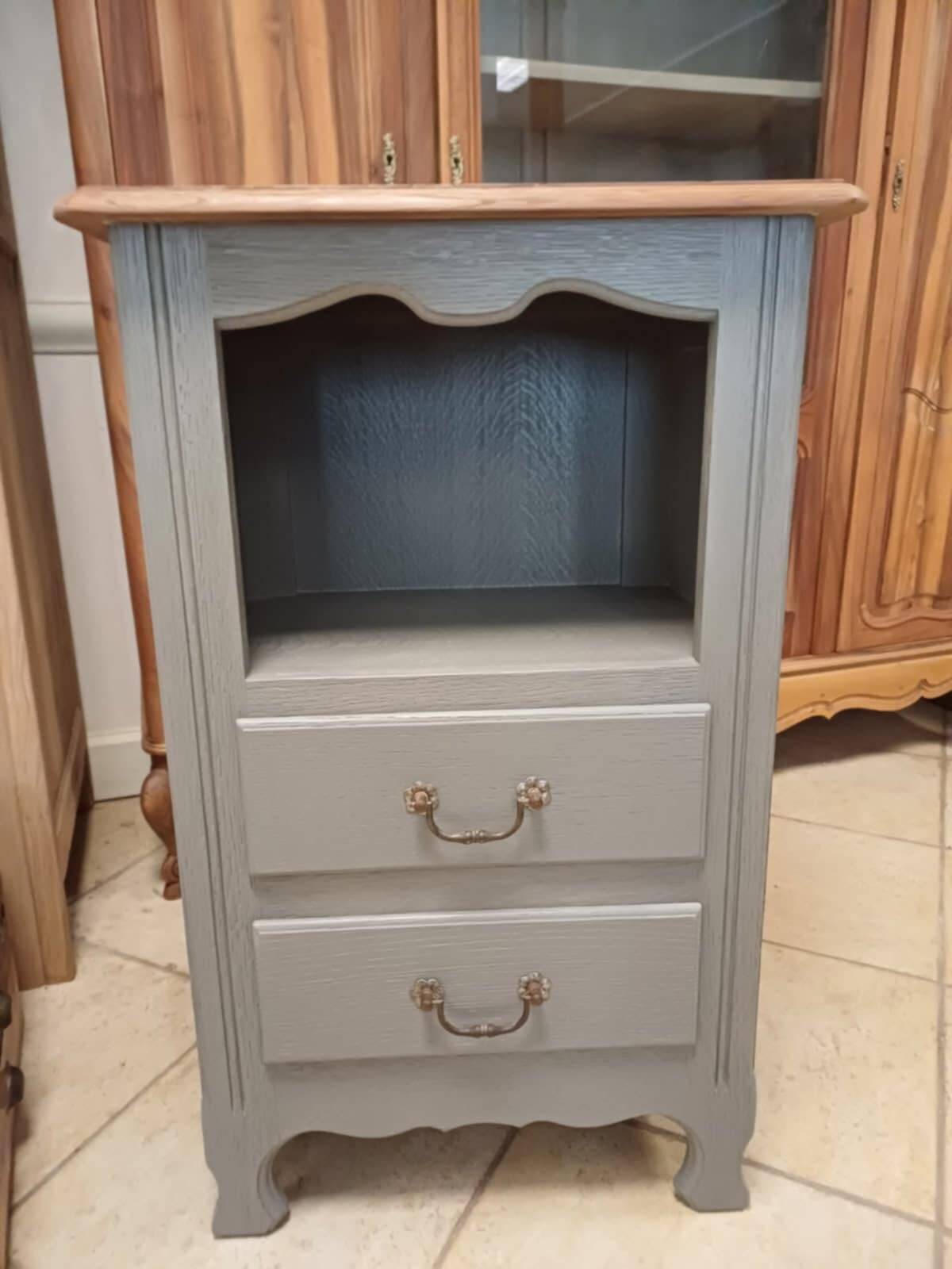 Oak chest of drawers