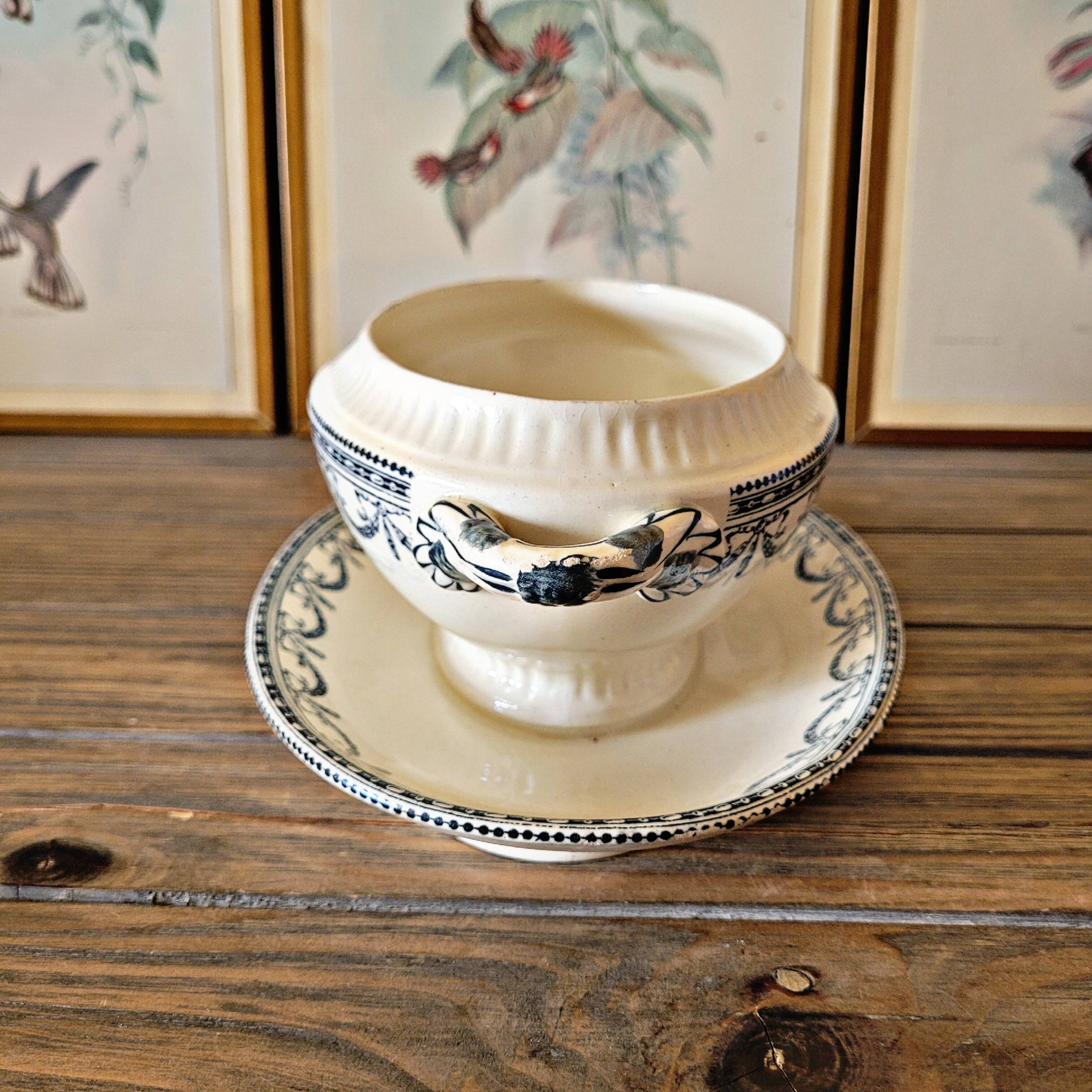 Salins iron clay sauceboat, Louis XVI Guirlandes model