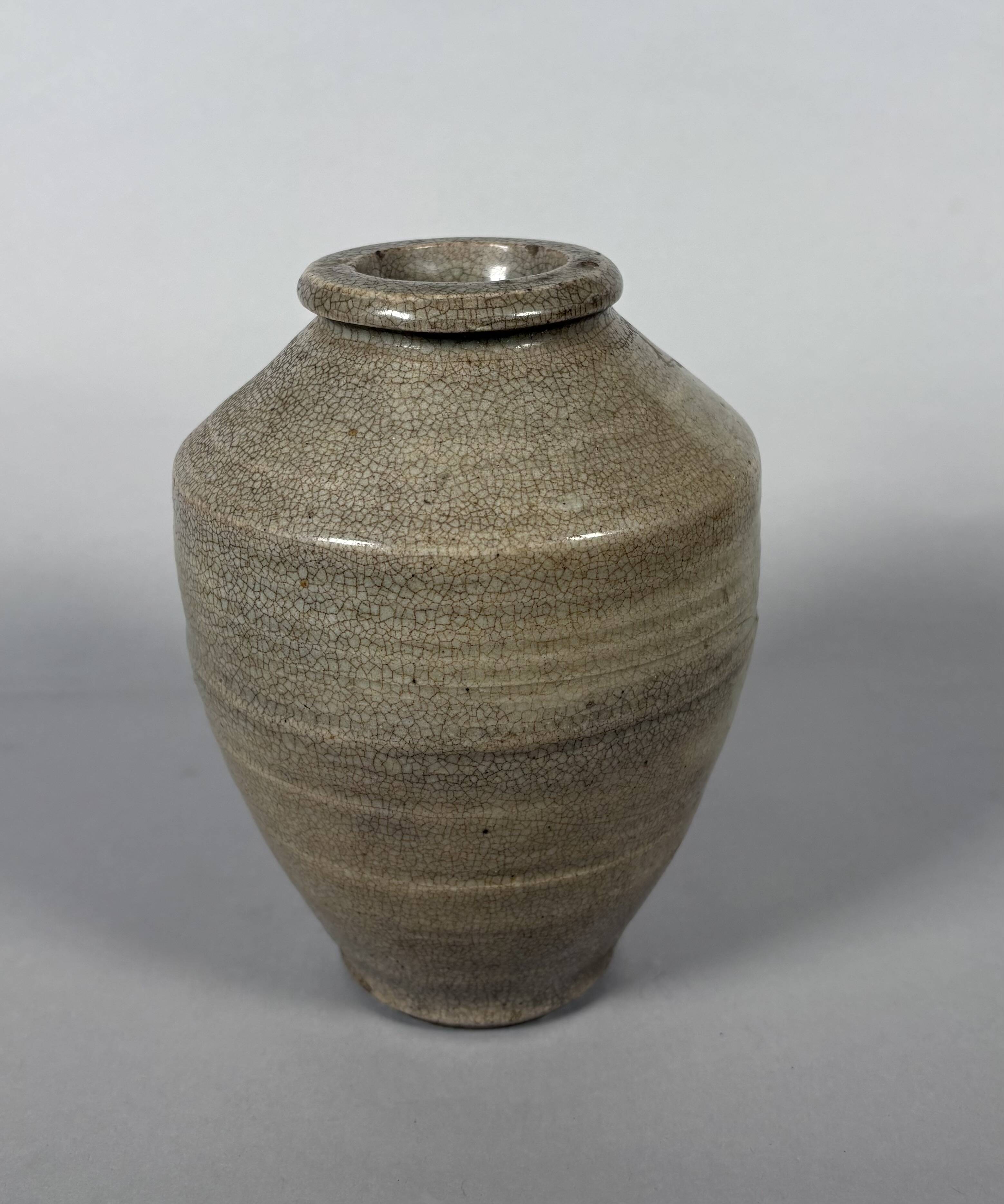 Cracked cream stoneware vase, Ming Dynasty (1368-1644), China