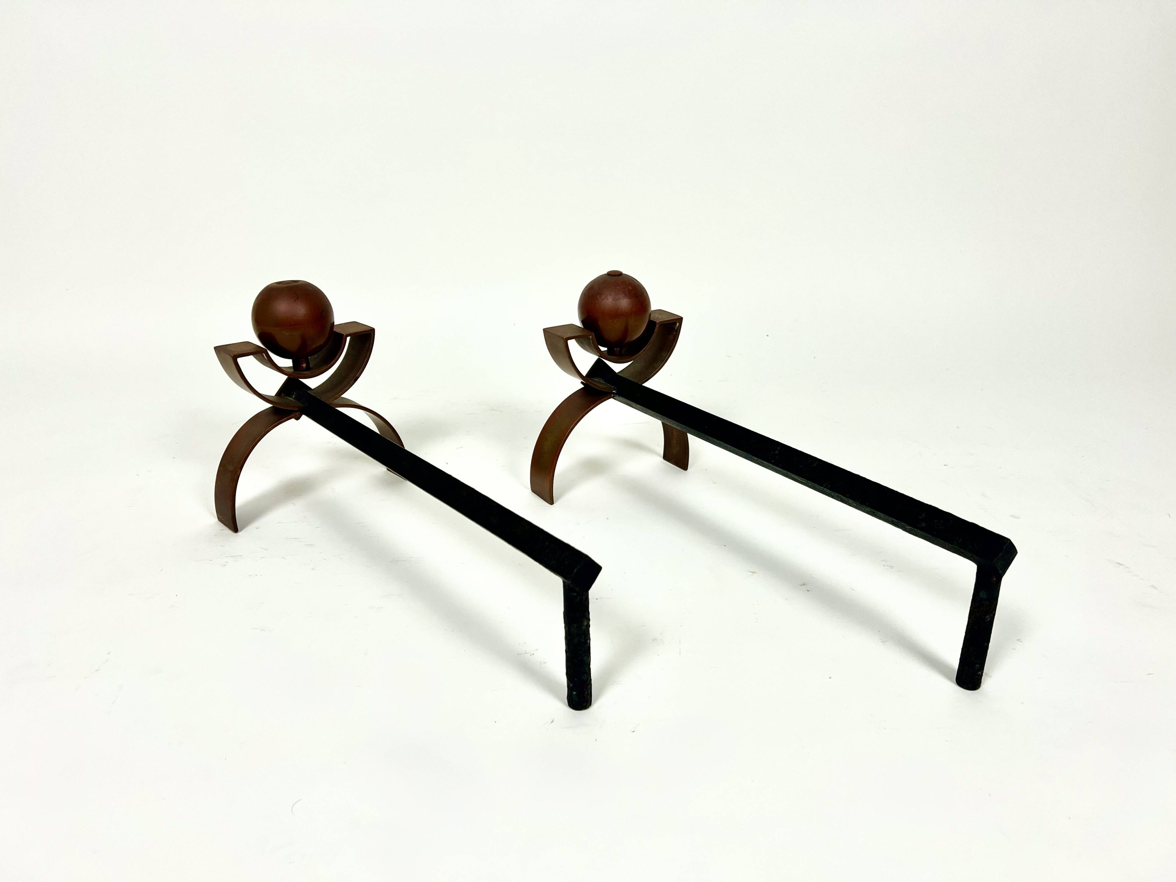 Paire de chenets Art Déco pour cheminée, en cuivre et fer, vers 1920