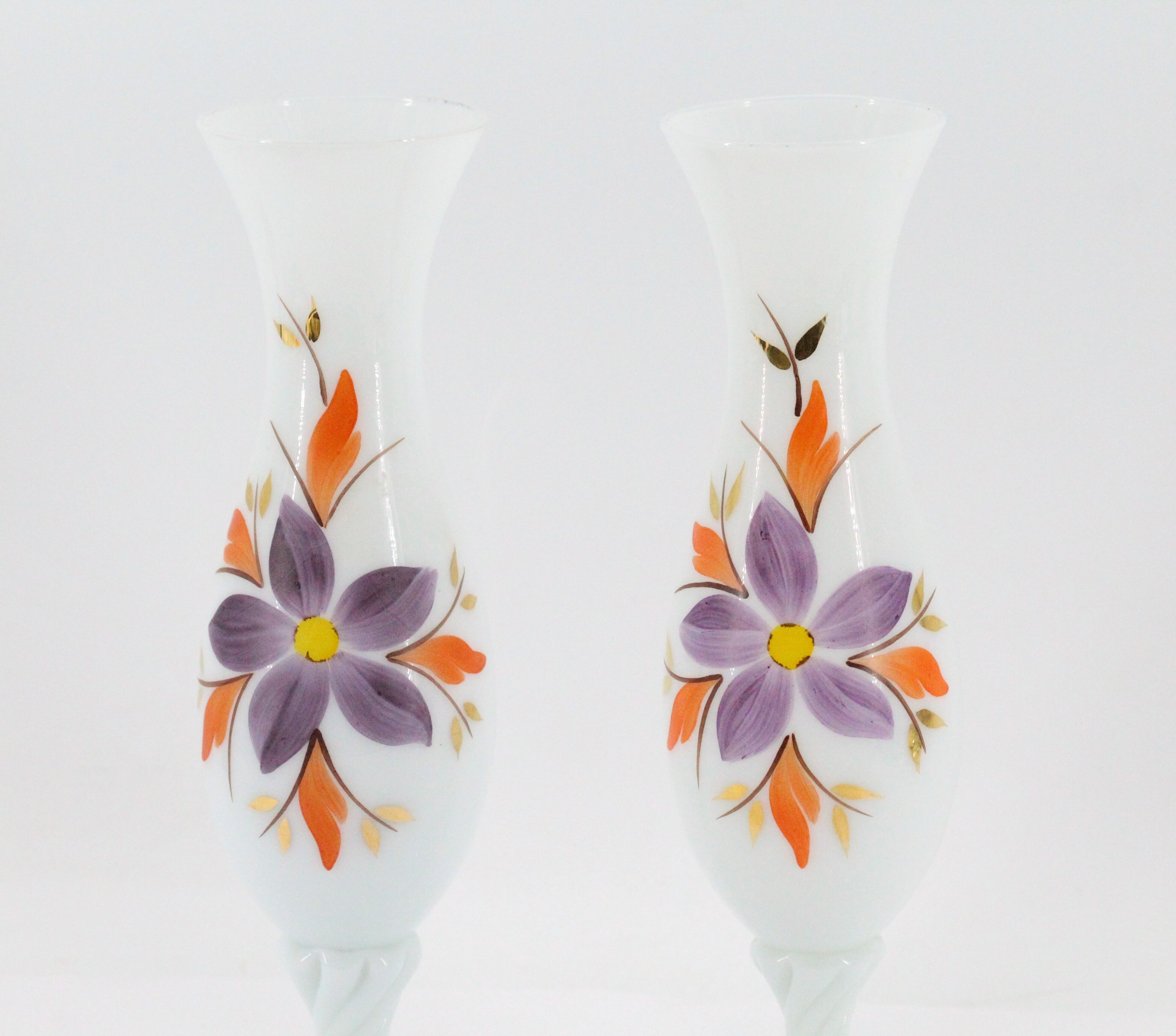 Paire de vases en opaline peints à la main