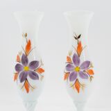 Paire de vases en opaline peints à la main