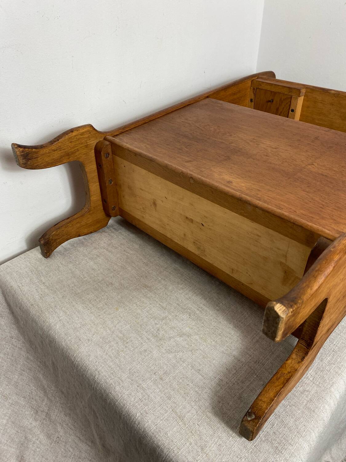 Porte-revues en bois avec repose verres