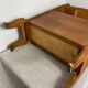 Porte-revues en bois avec repose verres