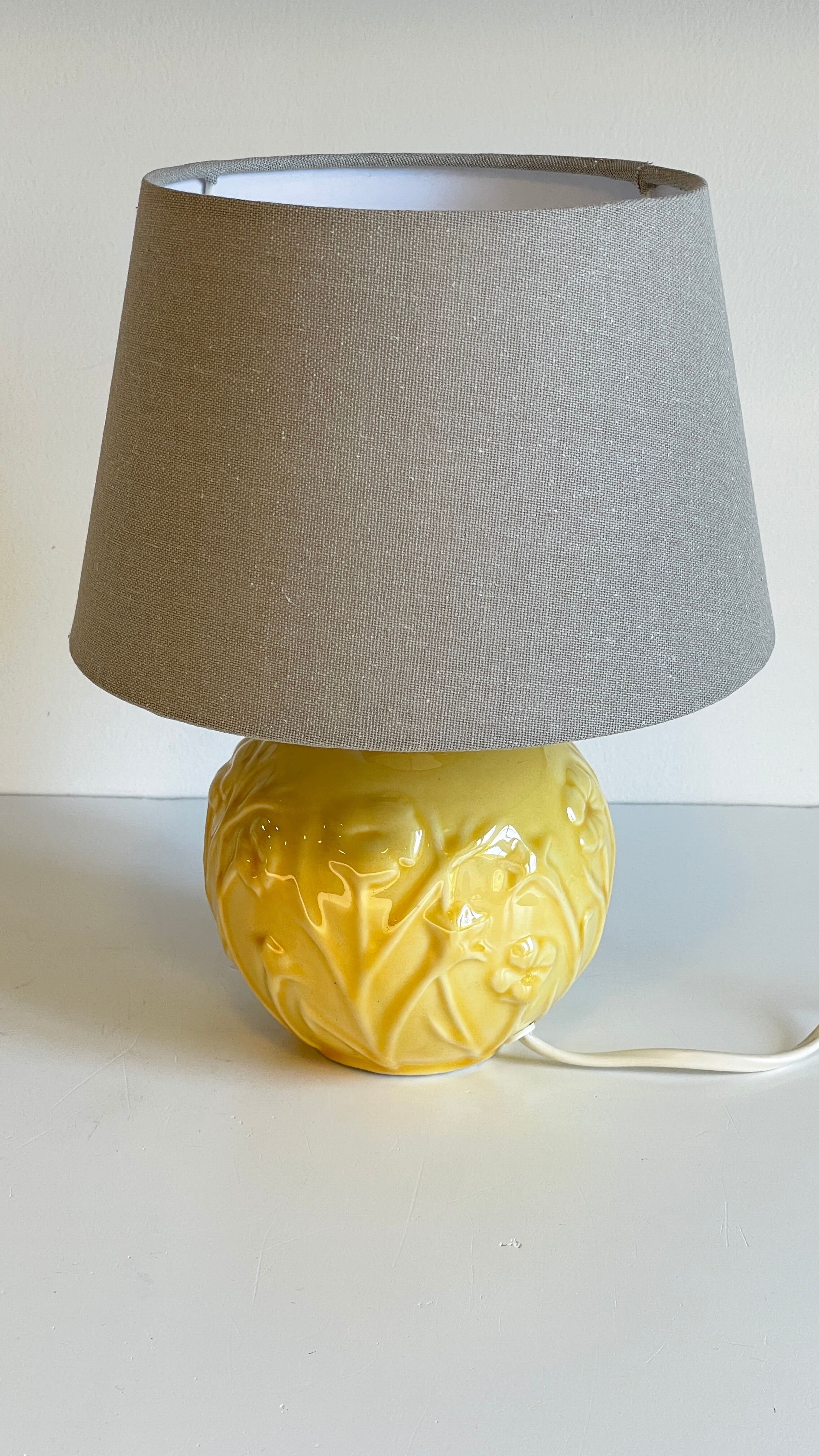 Lamp vintage yellow ceramic ball