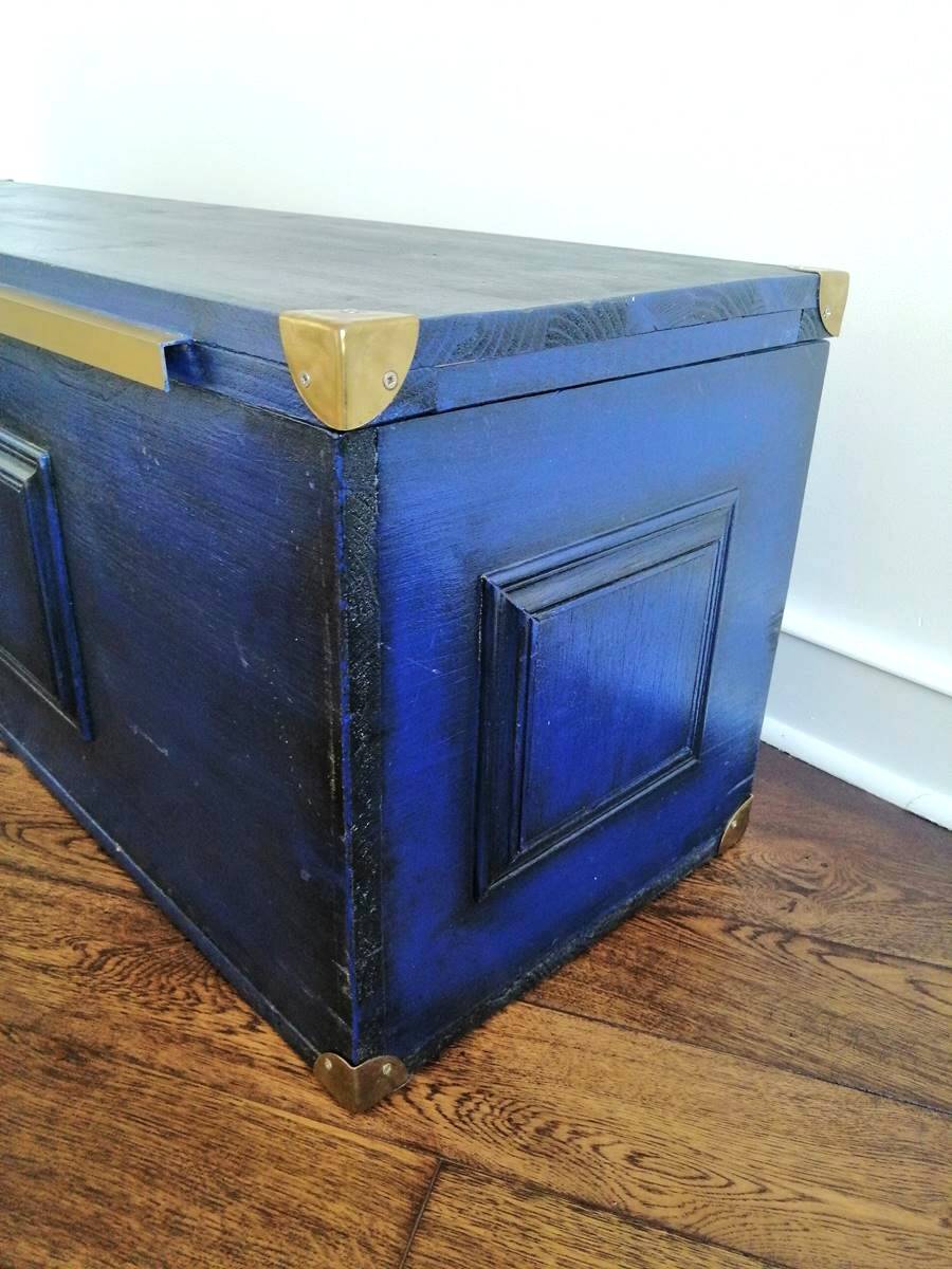 Coffre malle - banc en bois massif bleu Majorelle & laiton doré