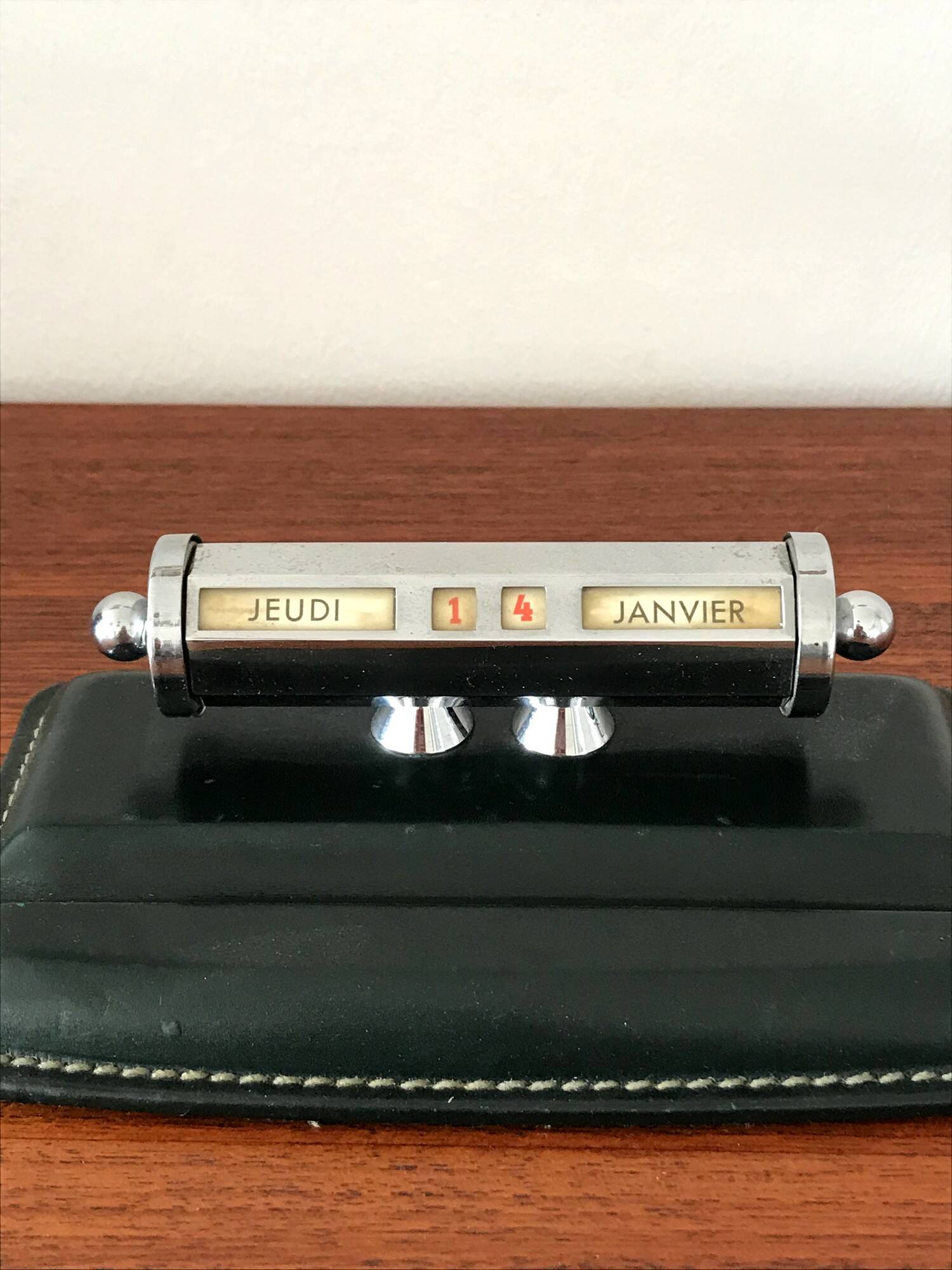 Le Tanneur vintage leather perpetual calendar