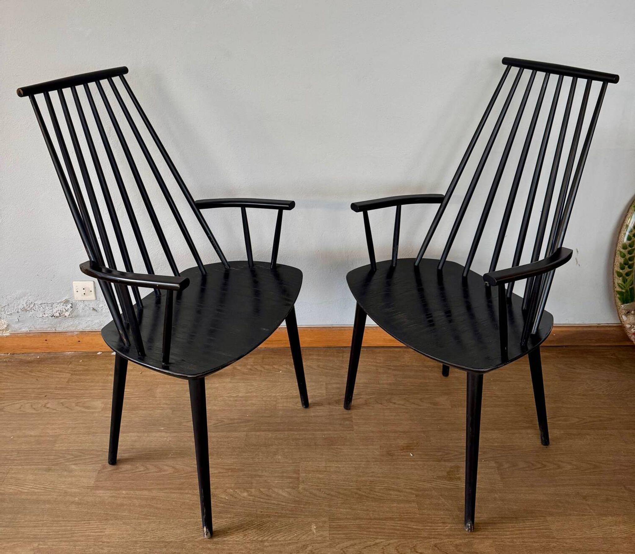 Armchair with armrests and Scandinavian bridge slats