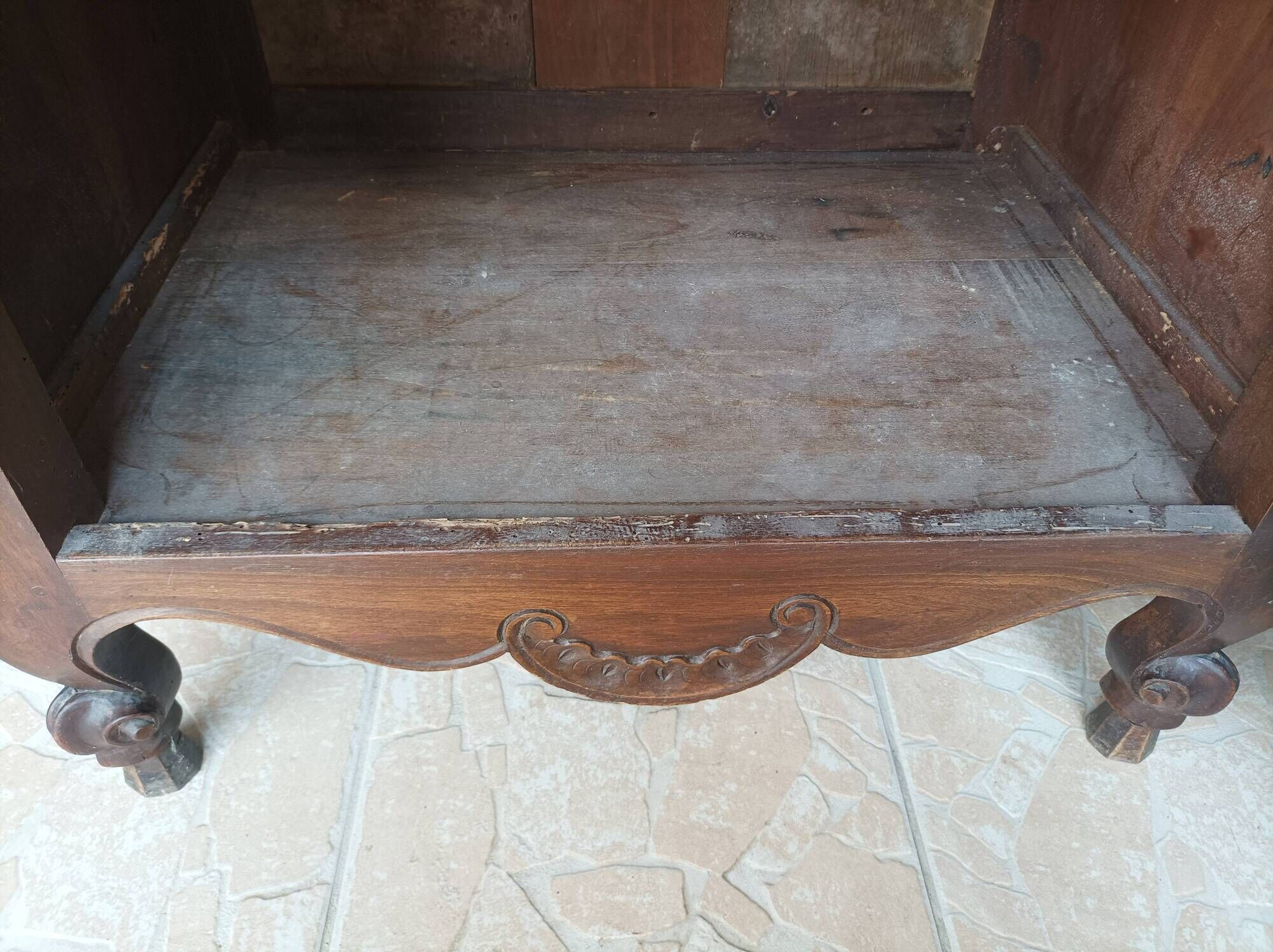 Standing man Louis XV in walnut and ash burl