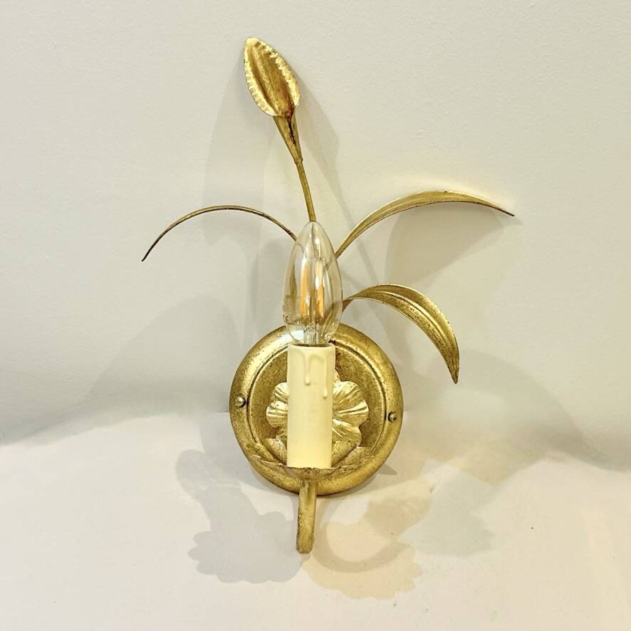 Gold leaf metal flower wall sconce, 1970s-1980s, Hollywood Regency Masca
