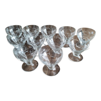 Lot de 11 coupes à champagne en verre ancien ciselé décor floral sur pied bas