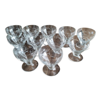 Set of 11 champagne glasses in antique glass chiseled floral decoration on low foot