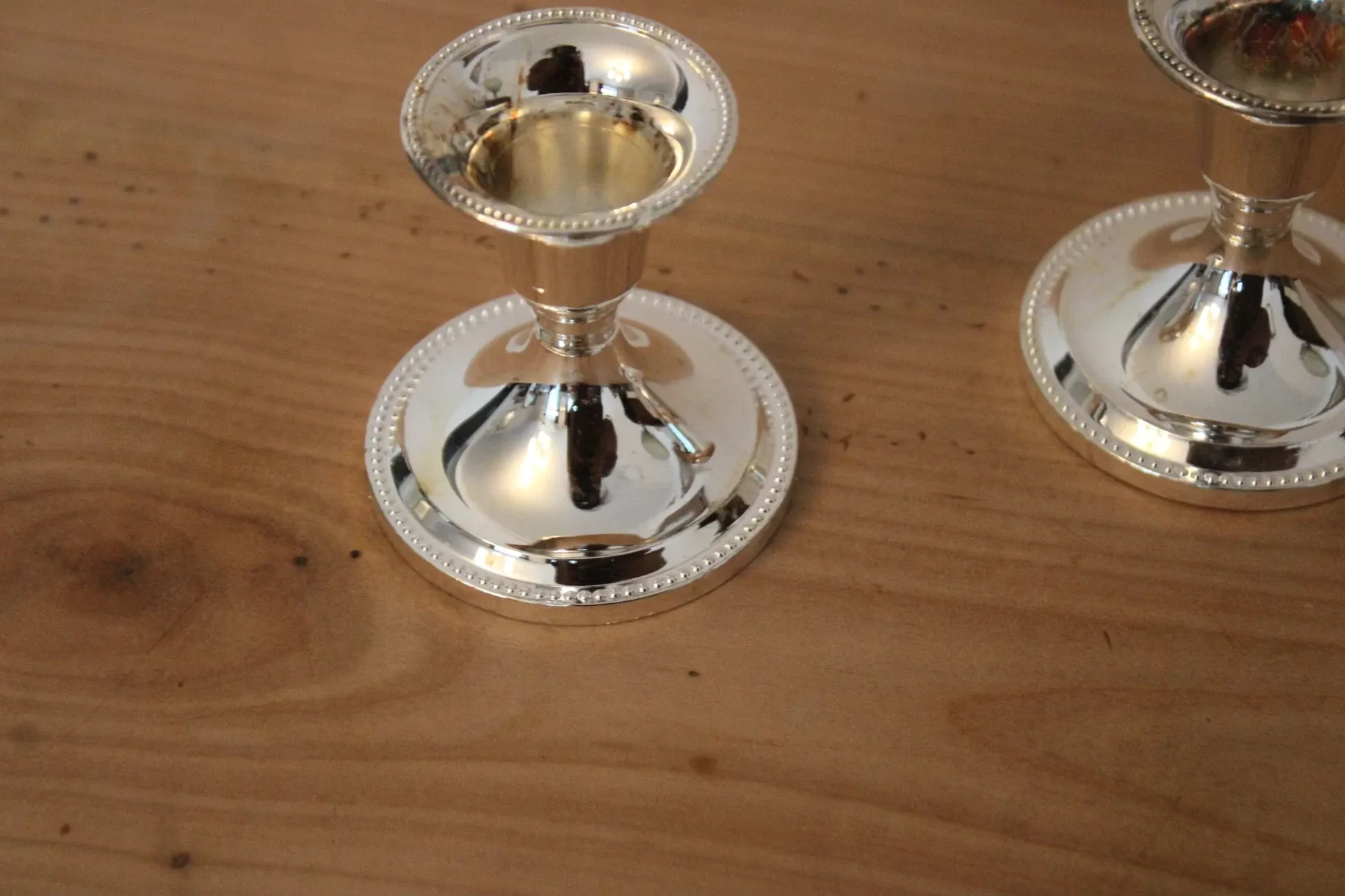 Pair of small silver candle holders with beaded borders – With Boursault box – H 7 cm