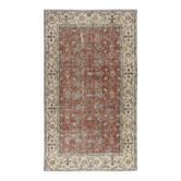 Tapis d'accent en laine rouge turc fait main vintage avec un design floral pour la décoration de la maison et du bureau.