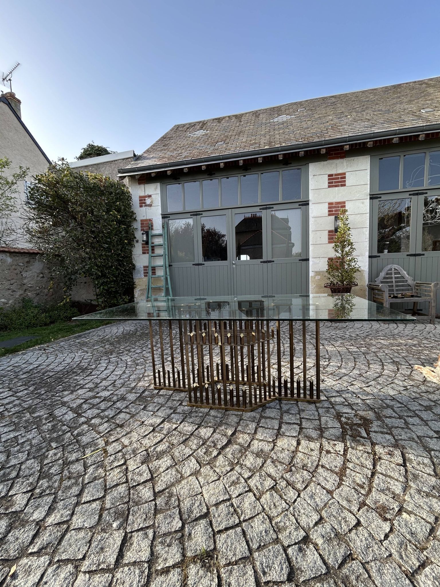 Table à manger piètement laiton dans le gout de Willy Rizzo, années 1970