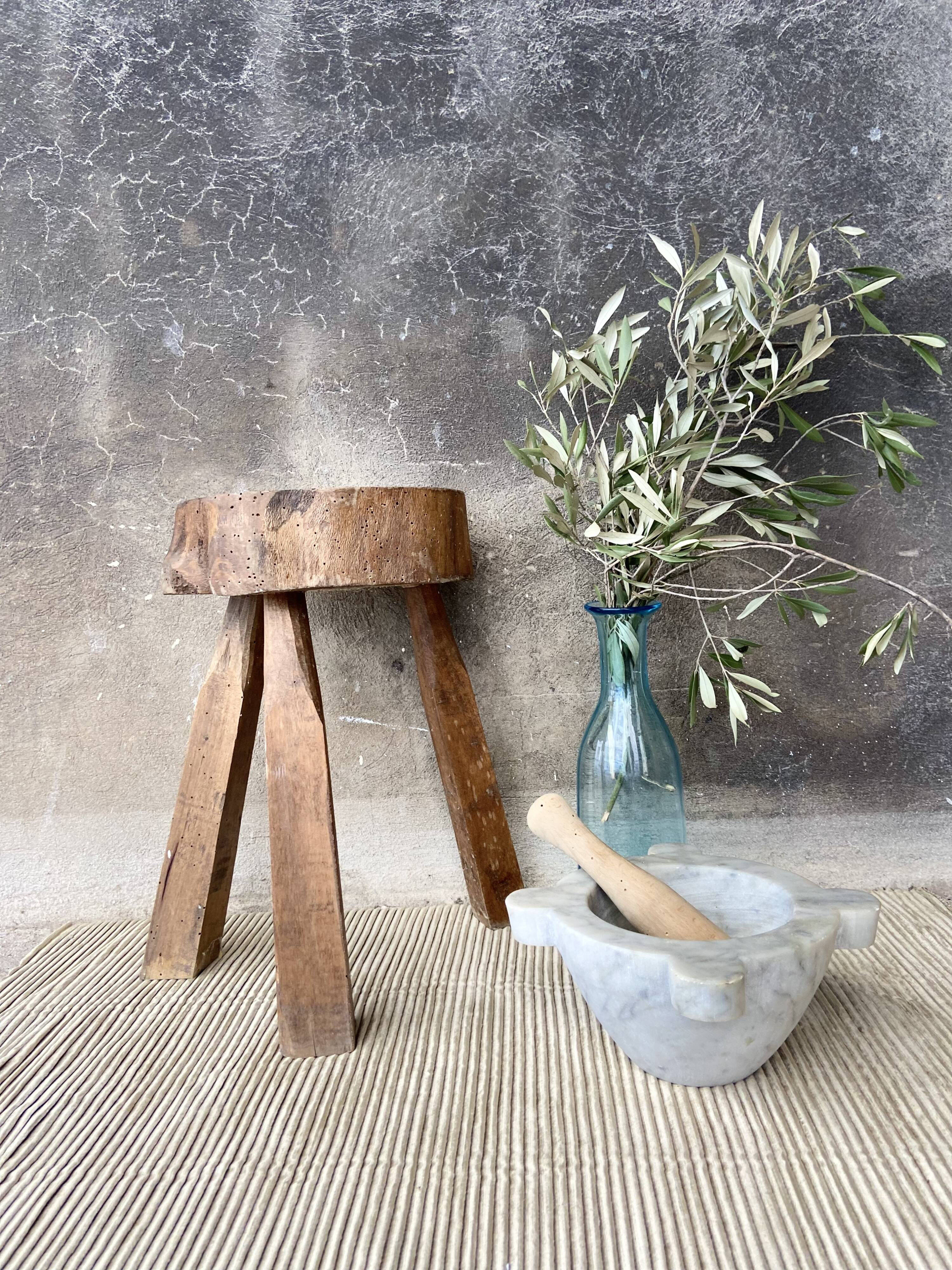 Tabouret brutaliste tripode
